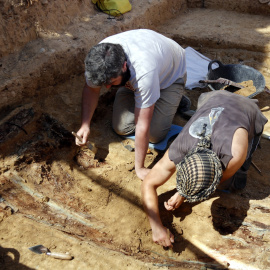Dos arqueòlegs treballant a la fossa comuna de la Guerra Civil al cementiri d'Alguaire. ACN/Oriol Bosch