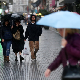 La gente camina en el centro de Buenos Aires. Reuters