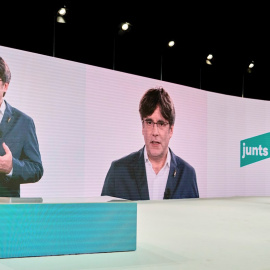 25/07/2020.- El president catalán, Quim Torra, escucha al candidato a la presidencia del nuevo JxCat, Carles Puigdemont, durante el confreso fundacional. EFE/EPA/Luisa Díaz.
