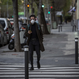 Un hombre camina por la calle con mascarilla durante la cuarentena por la emergencia del coronavirus. / JAIRO VARGAS