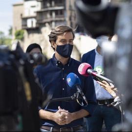 El vicesecretario de Comunicación nacional del PP, Pablo Montesinos, atiende a los medios de comunicación este domingo en Cuenca. EFE/ José del Olmo