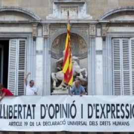 La PDLI pide a Interior que se investiguen los carteles anónimos que tachan de "terroristas" a periodistas catalanes
