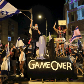 Manifestantes protestan en Jerusalén por los casos de corrupción que salpican al primer ministro, Benjamin Netanyahu.- EFE/EPA/ABIR SULTAN