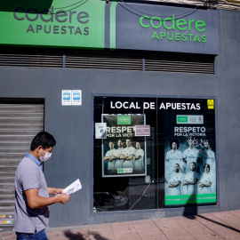 Un hombre pasa por un local de apuestas de Codere, en Madrid. E.P./Ricardo Rubio