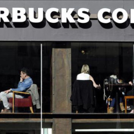 Una cafetería Starbucks en Londres. | EFE (ARCHIVO)
