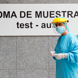 Miembros del personal sanitario del Hospital da Costa realizan pruebas PCR. EFE/Eliseo Trigo/Archivo