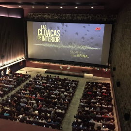 Sala del cinema Aribau plena de gom a gom per la projecció de las Colacas de Interior