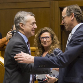 El lehendakari, Iñigo Urkullu, saluda al presidente del PP vasco, Alfonso Alonso, al inicio del pleno de este jueves en el Parlamento. EFE/José Ramón Gómez