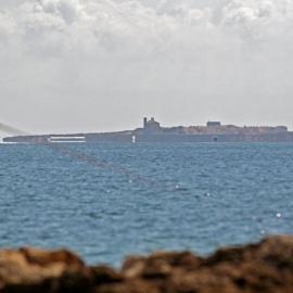 La ausencia de un transporte regular "expulsa" las pocas familias de Tabarca. / EFE