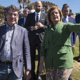 Los ministros de Energía, Turismo y Agenda Digital, Álvaro Nadal (i) y Empleo y Seguridad Social, Fátima Báñez (d), durante la visita al Parador de Mazagón (Huelva). | JULIÁN PÉREZ (EFE)