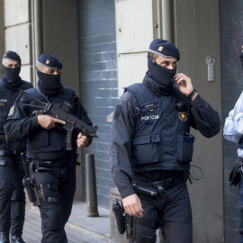 Los Mossos d'Esquadra han detenido a varias personas en una operación contra un grupo vinculado supuestamente al terrorismo yihadista y al crimen organizado / EFE