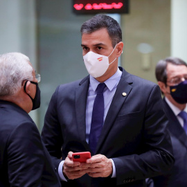 El presidente del Gobierno, Pedro Sánchez, junto al primer ministro de Portugal, Antonio Costa, en el Consejo Europeo extraordinario en Bruselas. /EFE