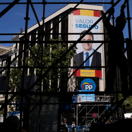 La imagen de Pablo Casado en la fachada de la sede del PP, en la madrileña calle de Génova. EUTERS/Jon Nazca