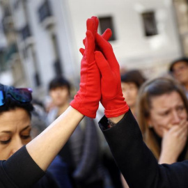 Una concentración en repulsa de a un asesinato machista en en Pamplona.- EFE/Villar López