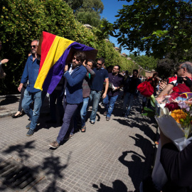 El féretro de Timoteo Mendieta entra en el cementerio del Este entre aplausos y banderas republicanas.- REUTERS