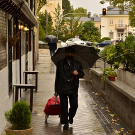 Un hombre pasea por el barrio de El Pardo. JOSE CARMONA.