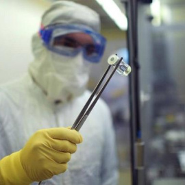 Los laboratorios siguen trabajando en la búsqueda de una vacuna. / EFE