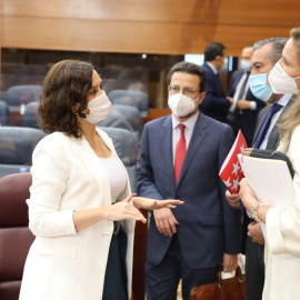 La presidenta de la Comunidad de Madrid, Isabel Díaz Ayuso (i), habla con la consejera de Medio Ambiente de la Comunidad de Madrid, Paloma Martín (d). /Europa Press / Marta Fernández