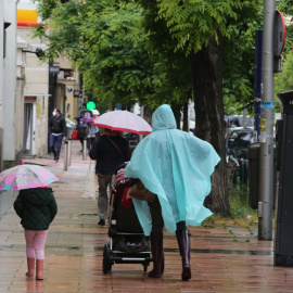 Una mujer y una niña pasean con paraguas en la capital en un día de lluvia y bajada de temperaturas en toda España. Marta Fernández / Europa Press / Archivo