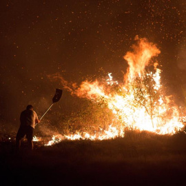 Vista nocturna del incendio forestal de Cualedro (Ourense).  EFE/ Brais Lorenzo