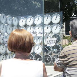 Familiars de víctimes de l'accident del metro de València, davant del monument d'homenatge. / PACO BELTRÁN
