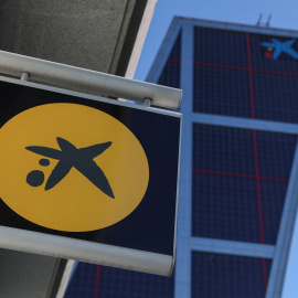 El logotipo de Caixabank frente a su sede en Madrid. - Susana Vera / REUTERS