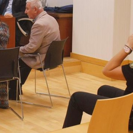 El hombre británico de 77 años, acusado de asesinar a su pareja sentimental a bastonazos, permanece en el banquillo sentado junto a la intérprete durante la celebración del juicio en la sala de la Audiencia Provincial en Elche / EFE