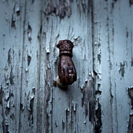 Detalle de una puerta en el núcleo deshabitado de As Barreiras (Ourense).- EFE