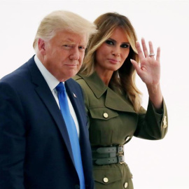El presidente de Estados Unidos, Donald J. Trump (izquierda) y la primera dama de Estados Unidos, Melania Trump (derecha), parten después de que la primera dama pronunció su discurso durante la segunda noche de la Convención Nacional Republicana. / EFE
