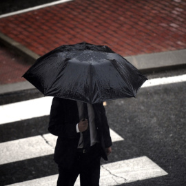 Una persona camina bajo la lluvia protegida con un paraguas, en Madrid. Óscar Cañas / Europa Press