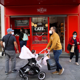 GRAF3425. MADRID, 01/10/2020.- Ciudadanos pasean este jueves por las zonas comerciales del centro de Madrid, tras la publicación en el BOE que supone la aplicación de nuevas restricciones en la capital de España por el avance de la Covid 19. La preside