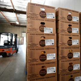 Cajas de tomates en un almacén en el puerto de entrada de Otay Mesa, en la frontera de Estados Unidos y México en San Diego (California, EEUU).AFP/Frederic J. BROWN