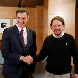 11/06/2019.- El presidente del Gobierno en funciones, Pedro Sánchez, y el líder de Podemos, Pablo Iglesias, durante la reunión mantenida esta mañana en el Congreso de los Diputados para intentar recabar su apoyo a la investidura, el cual le permitirí