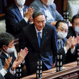 Yoshihide Suga (C) es aplaudido después de ser elegido nuevo primer ministro japonés en una sesión parlamentaria extraordinaria en Tokio. EFE / EPA / KIMIMASA MAYAMA