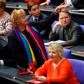 Una parlamentaria luce una bufanda con los colores del arcoiris antes del comienzo del debate sobre la legalización del matrimonio homosexual en el Parlamento alemán. | FELIPE TRUEBA (EFE)