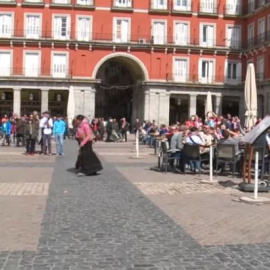 Imagen del vídeo en el que se puede a los hinchas lanzarles monedas a las víctimas. / Archivo