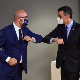 Pedro Sánchez, presidente de España, y Charles Michael, presidente del Consejo Europeo saludándose en la cumbre extraordinaria en Bruselas. / REUTERS