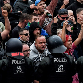 Manifestantes de extrema derecha increpan a la Policía alemana durante una manifestación el pasado mes de agosto en Chemnitz, Alemania.- EFE