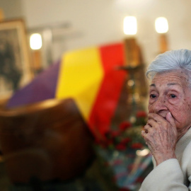 Ascensión Mendieta durante el entierro de su padre, Timoteo Mendieta, asesinado en 1939 por las fuerzas del franquismo.REUTERS/Juan Medina