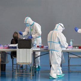 Personal sanitario realizan pruebas PCR. EFE/David Borrat/Archivo