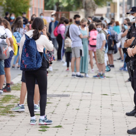 Efectivos de la Policía Nacional, controlan los accesos a un instituto en Valladolid. /EFE