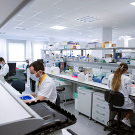 Trabajadores del Instituto de Investigación Hospital Universitario La Paz durante sus investigaciones sobre el coronavirus. /EFE