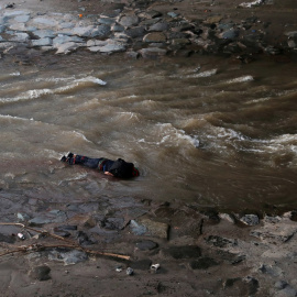 Un manifestante yace en el río después de caer de un puente durante una protesta contra el Gobierno de Chile, en Santiago. REUTERS.