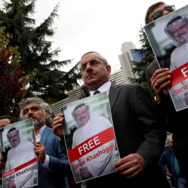 Carteles con la imagen del periodista Jamal Khashoggi. REUTERS
