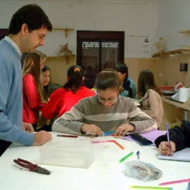 Imagen de archivo de un profesor con sus alumnos. JUNTA DE ANDALUCÍA