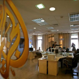 Periodistas de Al Jazeera, en las instalaciones de la cadena. EFE