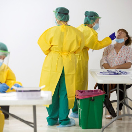 01/10/2020.- Varios sanitarios realizan este jueves el cribado masivo para la detección de la COVID-19 a los vecinos de la localidad malagueña de Villanueva de la Concepción. Un total de 304 pruebas según una muestra aleatoria seleccionada por criteri