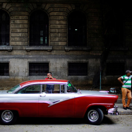 Taxistas en La Habana. REUTERS/Alexandre Meneghini