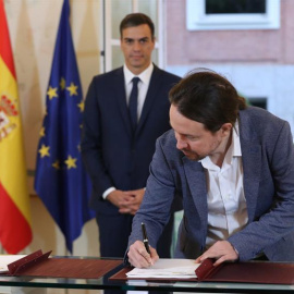 11/10/2018.- El presidente del Gobierno, Pedro Sánchez (izda), y el secretario general de Podemos, Pablo Iglesias, han firmado hoy en el Palacio de la Moncloa el acuerdo sobre el proyecto de ley de presupuestos para 2019. EFE/ Zipi