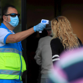 Un sanitario toma la temperatura a una mujer. EFE/Fernando Alvarado/Archivo